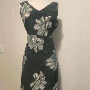 Max Taylor Floral Dress With Tie On Waist Size 8 Sleevless 100% polyester